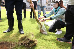 新竹棒球場在5月31日開挖，挖出的土壤遠送美國實驗室檢測，引發討論。而市府開挖時僅用鏟子，也遭綠營質疑是否專業。圖／新竹市府提供