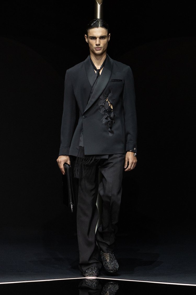 西裝外套上利用銀杏葉作為鏤空緹設計，也是EMPORIO ARMANI 2024春夏系列男裝重點元素。圖／GIORGIO ARMANI提供