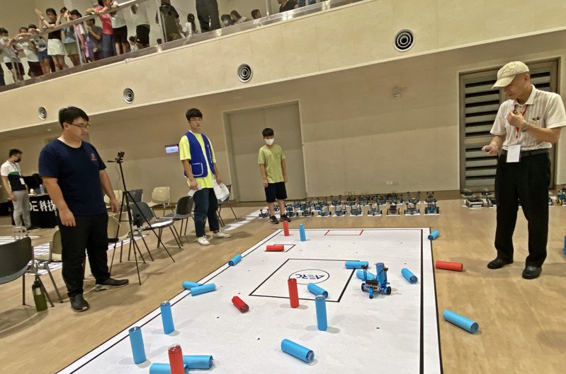 機器人大賽競爭激烈、充滿挑戰。圖／弘光科大提供