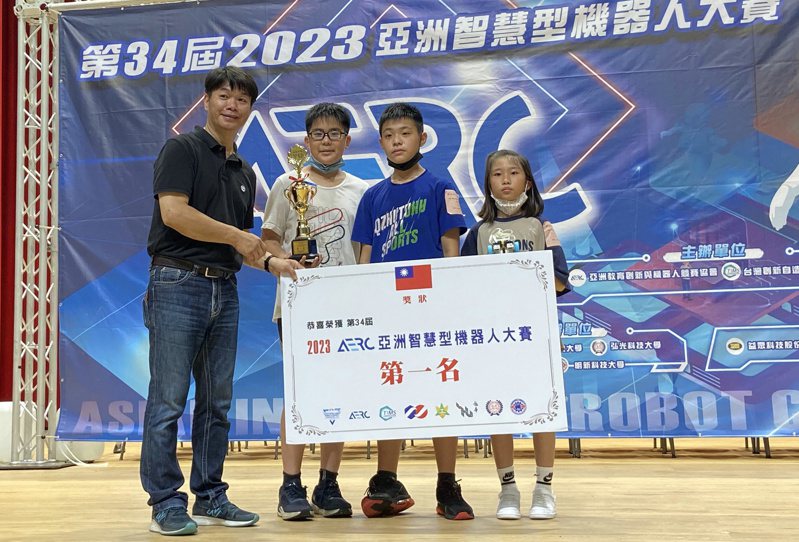 「第34屆AERC 亞洲智慧型機器人大賽」國小組頒獎 。圖／弘光科大提供