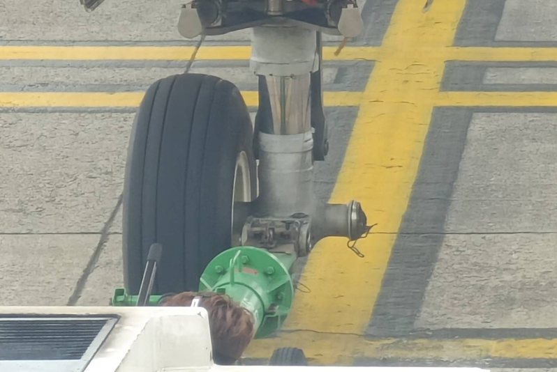 酷航TR-897航班，19日凌晨0時2分從南韓仁川飛抵桃園國際機場，降落後發現鼻輪左側輪胎整顆不見。圖／讀者提供