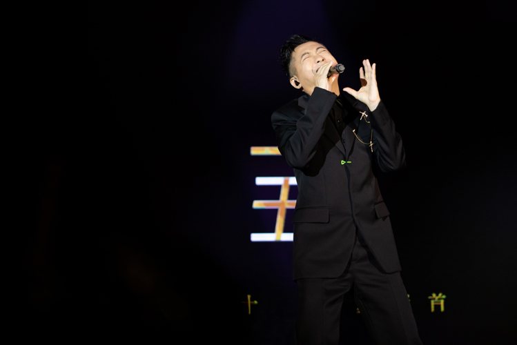 歌手庾澄慶於「一五一十・讓愛聚首」慈善拍賣晚宴上演唱經典名曲「只有為你」。圖／CIND Y CHAO The Art Jewel提供