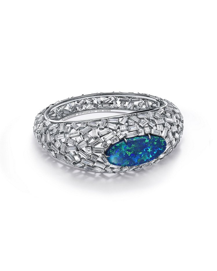 Tiffany 2023 Blue Book系列幻海秘境Out of the Blue滄海拾貝主題鉑金鑲嵌黑色蛋白石與鑽石手環。圖／Tiffany提供