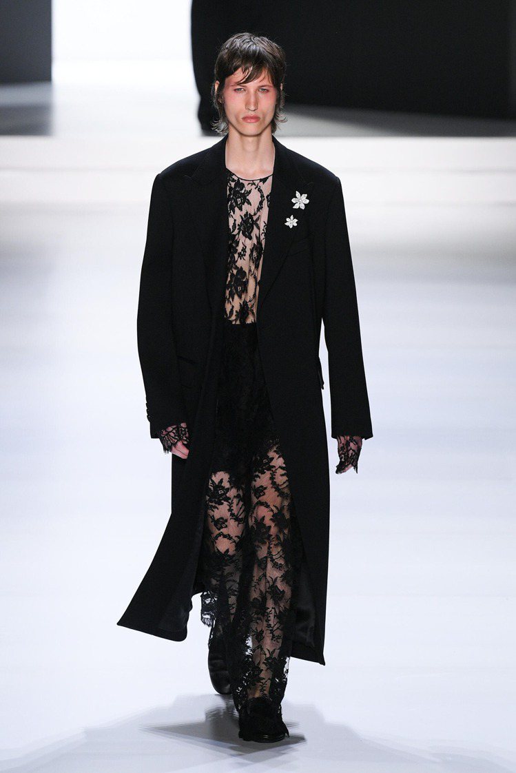 透視面料點綴了精緻工藝，讓Dolce & Gabbana 2024春夏系列男裝，展現高級感。圖／摘自facebook