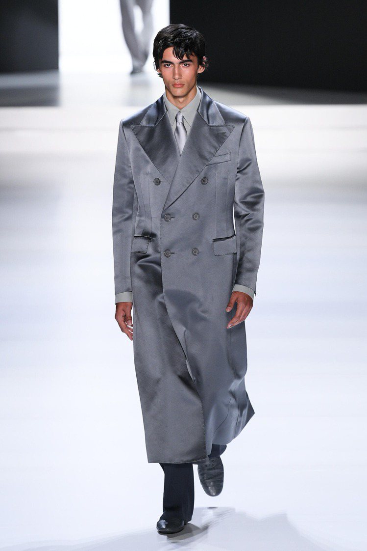 Dolce & Gabbana 2024春夏系列中最直得一看的就是各式大衣與外套。圖／摘自facebook