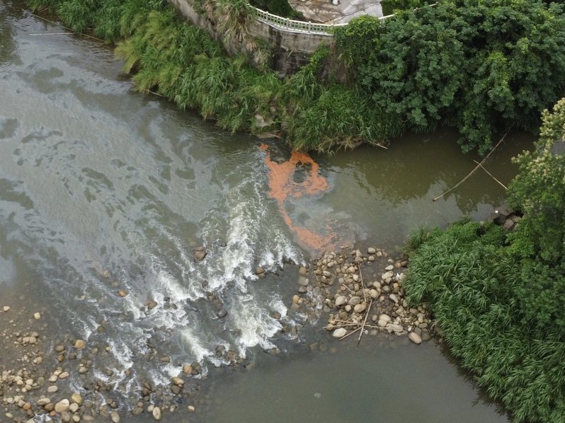 鳳山溪12日遭事業廢液汙染，有毒汙水更隨自來水管線進入民眾家中。圖／報系資料照