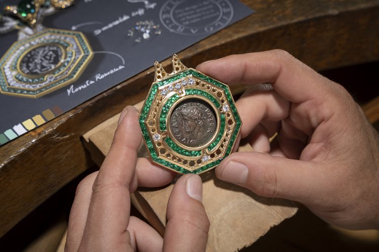 BVLGARI Monete系列Augustus Emerald Monete Sautoir頂級古幣、祖母綠與鑽石項鍊。圖／寶格麗提供
