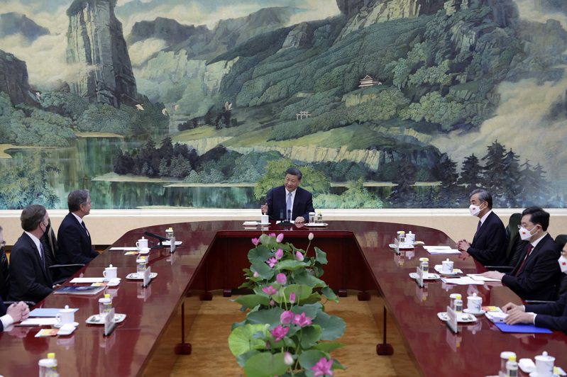 外界发现，中国大陆国家主席习近平19日接见美国国务卿布林肯时独坐横排中央主席位，美中官员分坐左右两排，与以往惯例不同。美联社(photo:UDN)