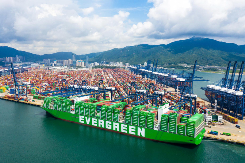 長榮海運昨日公告斥資約234億元，買下「長榮新加坡」公司100%股權。（本報系資料庫）