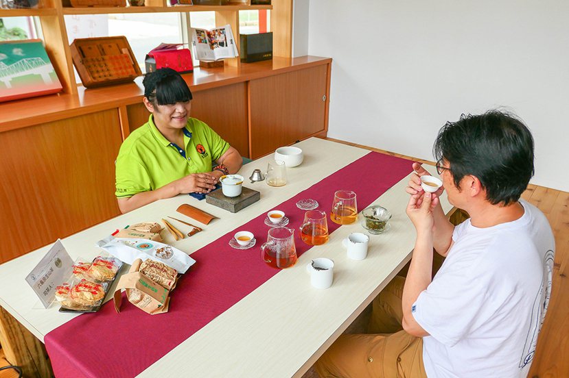 山茶故事館內設置茶席，事先預約茶席體驗，可在現場品嘗3種山茶。 圖／Naru攝影