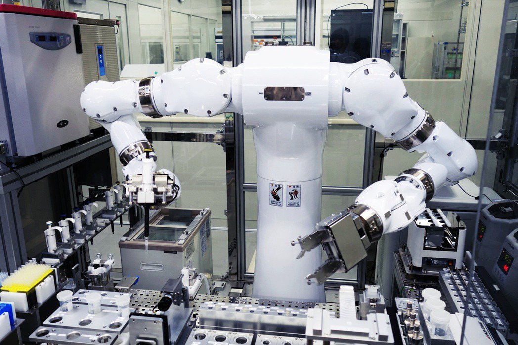 圖為日本 Astellas 製藥公司的製藥機器人，當工作人員在疫情期間藥廠無法上...