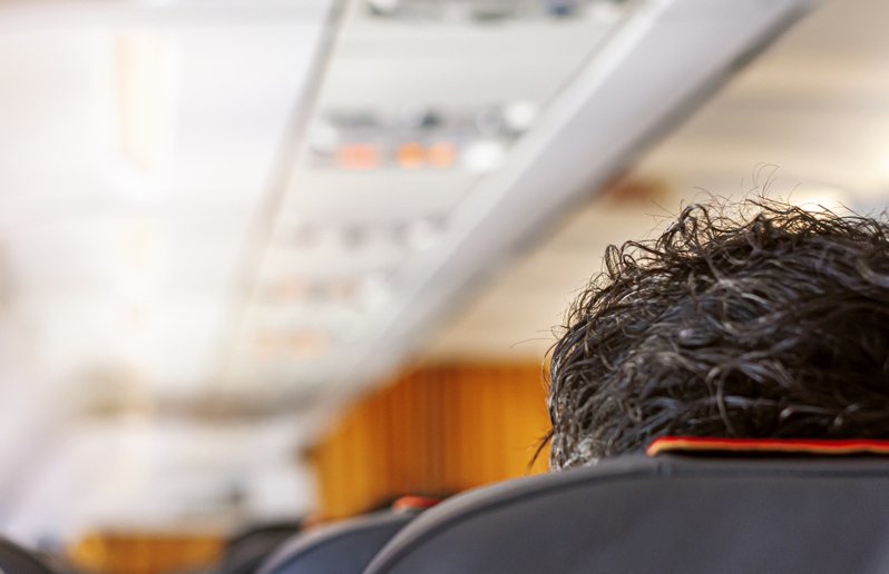 一名男子在美國論壇網站Reddit分享，自己搭乘從紐西蘭飛往洛杉磯的航班時，雖然付費升級座位，卻發現座位被一對70多歲的老夫妻佔據。示意圖／ingimage