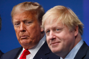 時任美國總統川普（左）和英國首相強生（右），2019年12月在英國瓦特福召開的北約組織高峰會中比鄰而坐。法新社