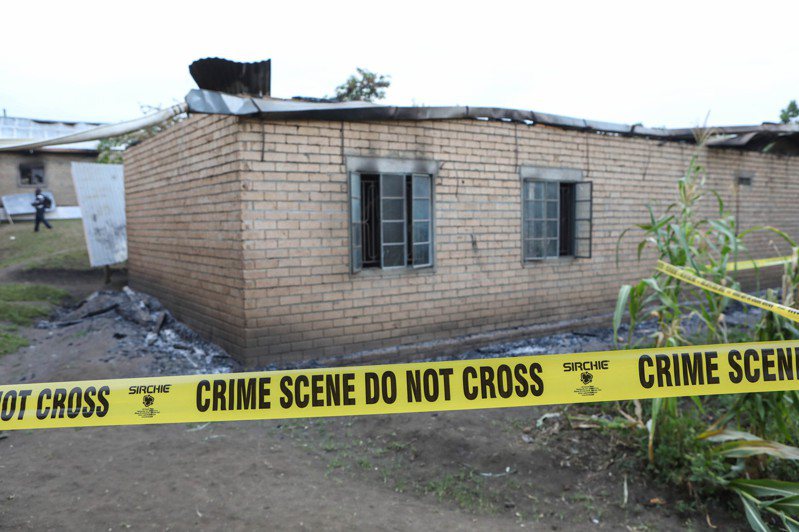烏干達西部一所中學上週發生攻擊事件，與伊斯蘭國（IS）相關民兵組織殺害了42人，大多數為學生。新華社