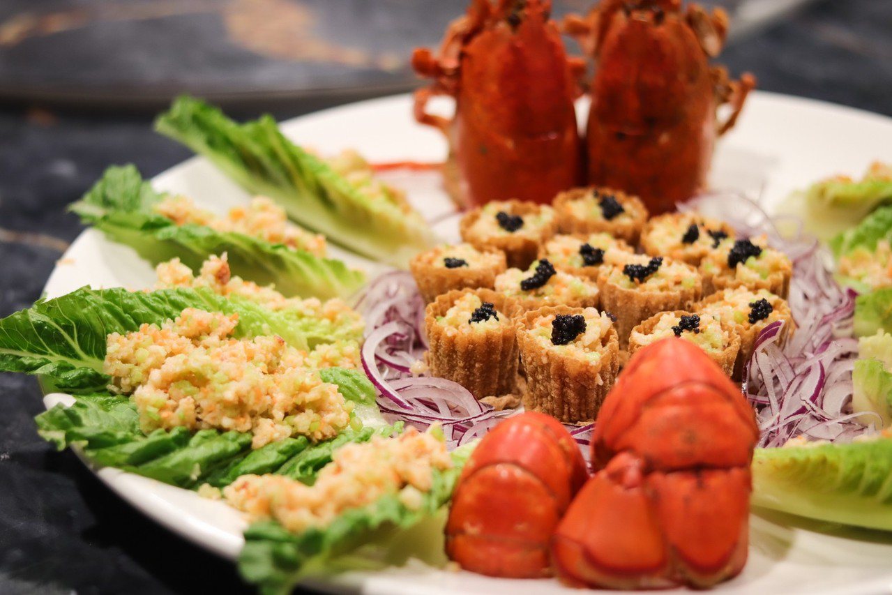 創意菜「龍蝦蝦鬆」有兩種吃法，搭配生菜或金盃品嚐。Eric Hsu攝