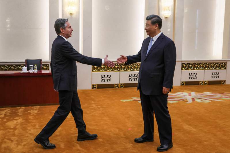 美國國務卿布林肯（左）十九日下午與中國大陸國家主席習近平（右）展開會談，兩人在北京人民大會堂握手。（法新社）