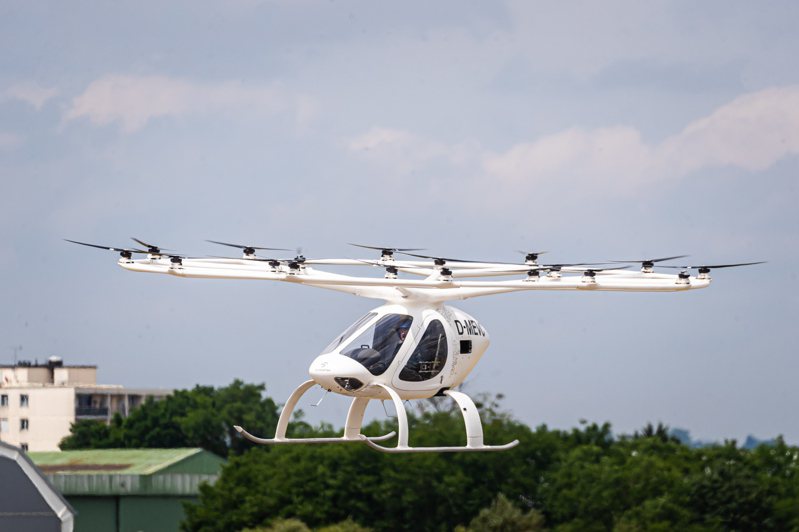 飛天車成為巴黎航空展的亮點。圖為Velocopter公司研發的Volocity飛天計程車。歐新社