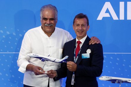 法國空中巴士執行長傅里（右）與靛藍航空董事總經理Rahul Bhatia出席記者會，宣布500架飛機大訂單。  路透