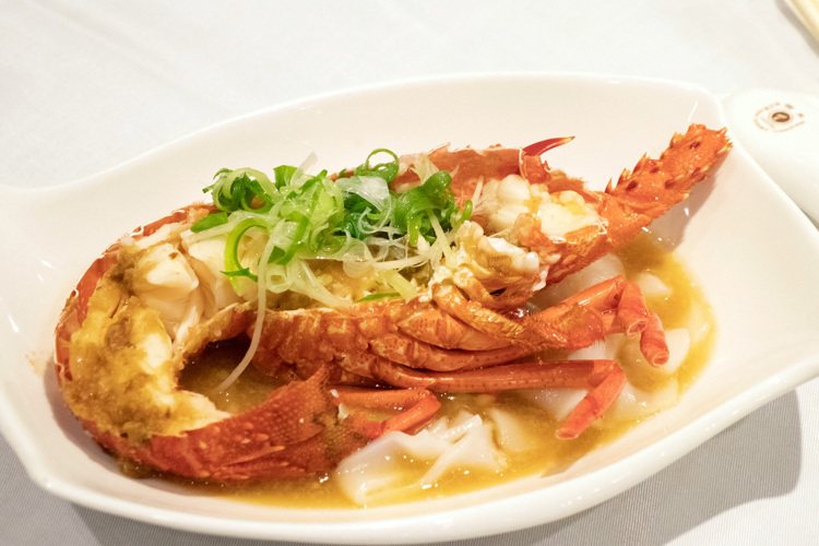 阿利海鮮Ali Seafood推薦菜「蒜茸米粄蒸龍蝦」。圖／敦謙國際提供