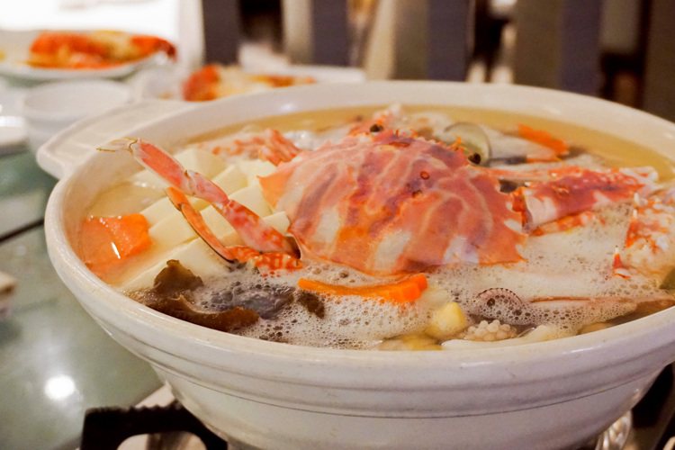 阿利海鮮Ali Seafood推薦菜「螃蟹什錦海鮮鍋」，980元 (圖中時令螃蟹為花蟹)。圖／敦謙國際提供