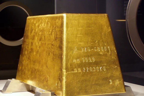 黃金博物館最著名的鎮館之寶、市價逼近4.7億元的「大金磚」，是中央銀行簽約出借給館方展示。圖／黃金博物館提供