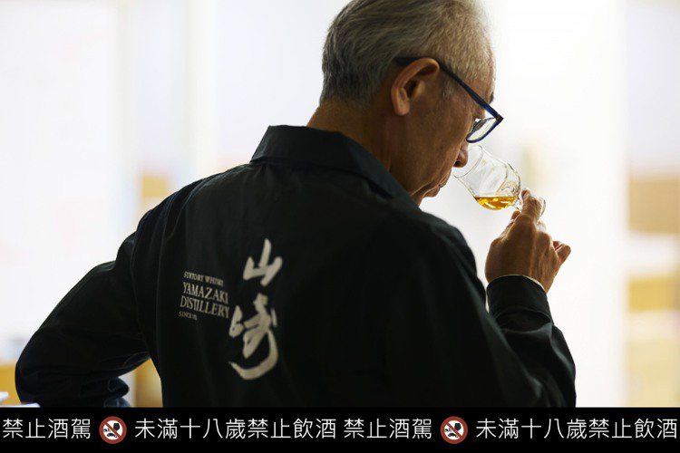 福與伸二於2009年起擔任三得利的首席調酒師一職，承襲嚴謹製酒工藝並將日本威士忌以創新的面貌呈現給全球藏家。圖／台灣三得利提供。提醒您：禁止酒駕 飲酒過量有礙健康。