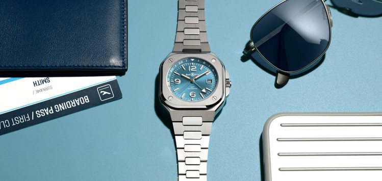 方中帶圓、散發鮮明幾何風格的Bell & Ross BR 05系列，今年推出新款冰藍色面盤的GMT腕表。圖／Bell & Ross提供
