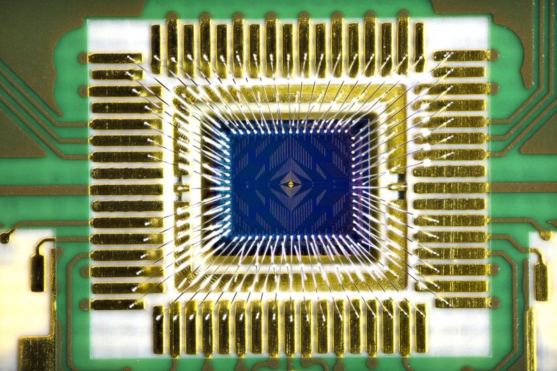 英特爾展示Tunnel Falls晶片的封裝。這款新量子晶片是第一款推出給研究機構和大學的矽自旋量子位元裝置。展現英特爾優越製造實力。圖/英特爾提供