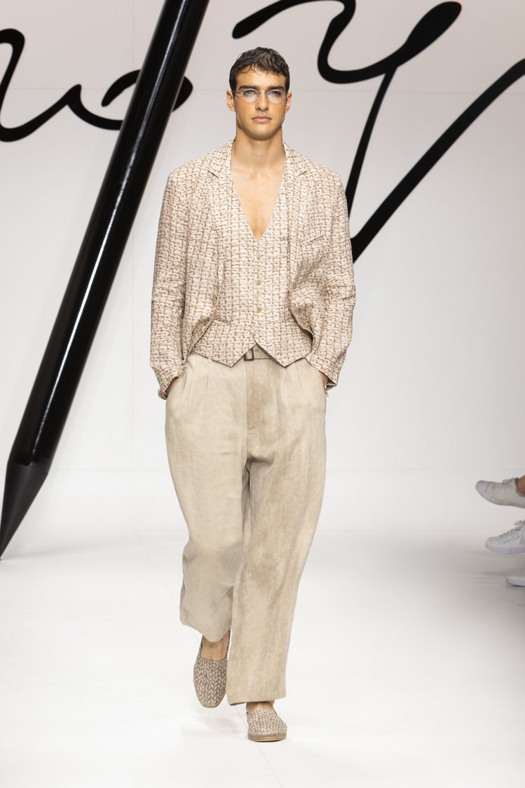 籃式編織紋路印花是GIORGIO ARMANI 2024春夏男裝的重要設計，可在不同單品上見到。圖／GIORGIO ARMANI提供