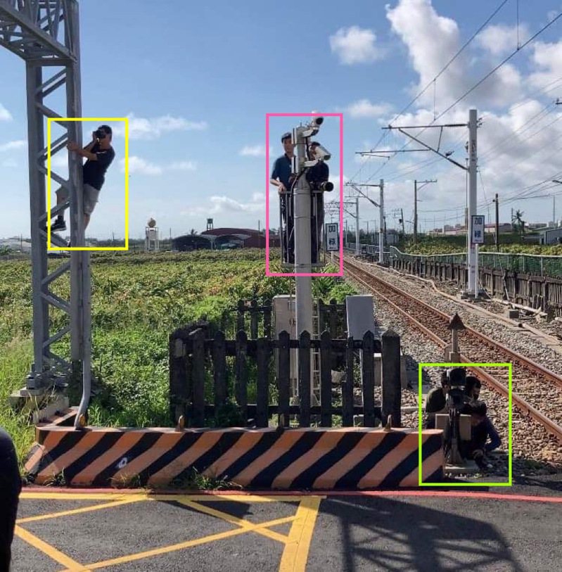 大批鐵道迷為搶拍行經的火車，爬上監視器、感應器桿，甚至蹲在鐵軌旁鋪石地面上拍攝，相當危險。圖／讀者提供