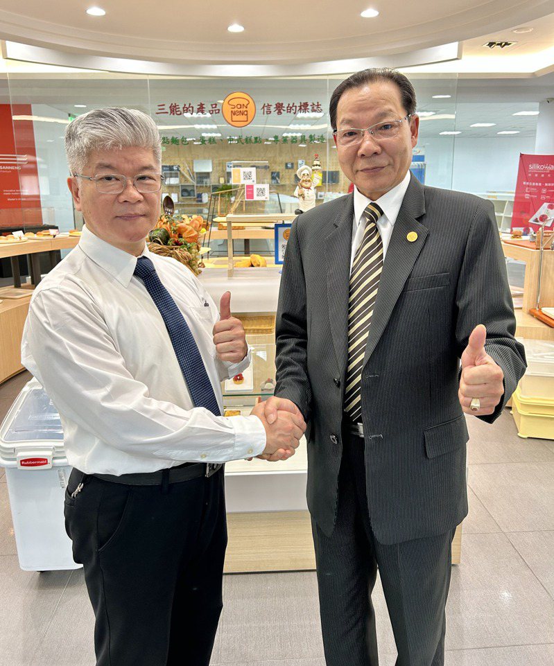三能董事長張瑞榮(右)與新任代理執行長(總經理)蕭凱峰(左)。記者宋健生/攝影