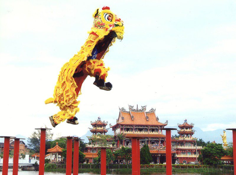停辦3年的龍潭歸鄉文化節，有全台唯一水上高樁獅爭霸賽。圖／桃園觀旅局提供