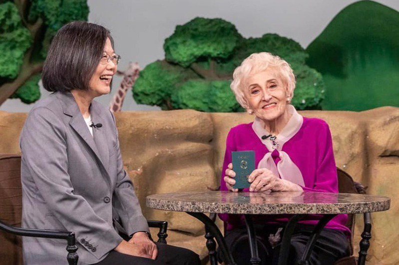 九十六歲的「空中英語教室」創辦人彭蒙惠（右）正式成為台灣人，蔡英文總統將中華民國護照送到她手中。圖／取自蔡英文臉書