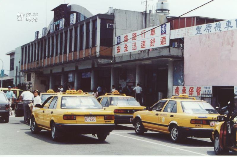 豐原火車站前的排班計程車仍採議價方式。圖／聯合報系資料照（1995/08/12 林上玉攝影）