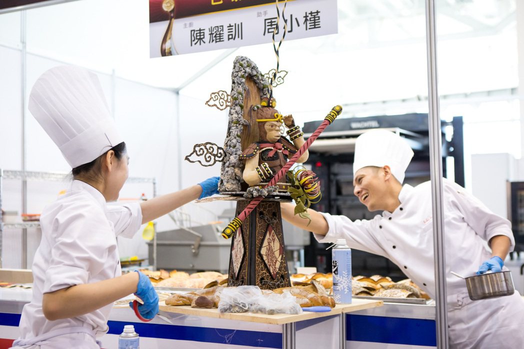 陳耀訓(右)2017年與夥伴唐小槿獲得世界麵包冠軍。圖／陳耀訓提供