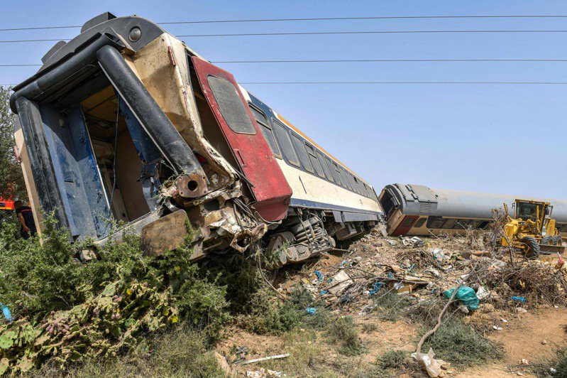國營的突尼西亞鐵路公司（SNCFT）表示，一列客運火車今天凌晨在突尼西亞東部脫軌翻覆，造成2人死亡，34人受傷。法新社