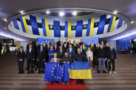 圖為烏克蘭總統澤倫斯基（前排中）率領官員與歐盟高層2月時舉行峰會時的檔案照。 美聯社