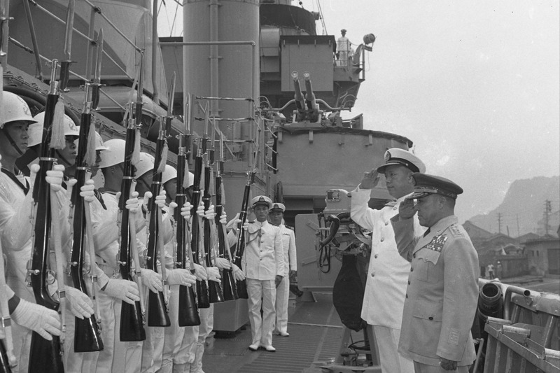 1959年6月22日，參謀總長王叔銘（右）親自登上「南陽號」驅逐艦校閱艦上的海軍官兵。圖／聯合報系資料照片