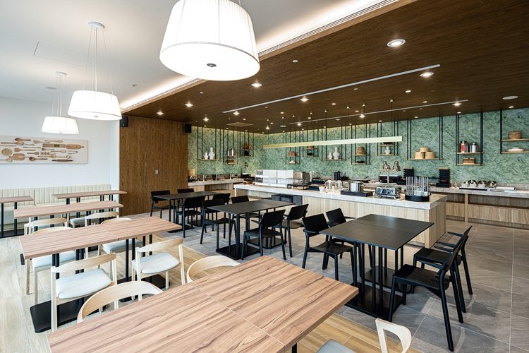 「索拉利亞西鐵飯店」用餐空間寬敞明亮。圖／易遊網提供