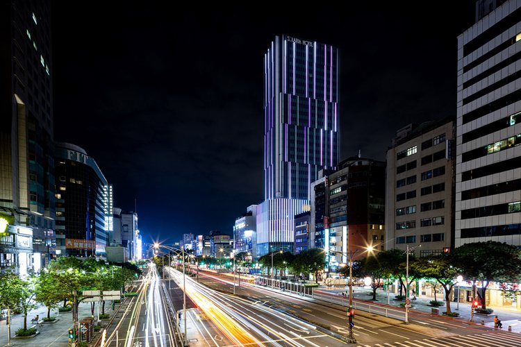 在日本擁有18個分館的「索拉利亞西鐵飯店」，第4間海外飯店選擇落腳熱鬧繁華的台北西門町。圖／易遊網提供