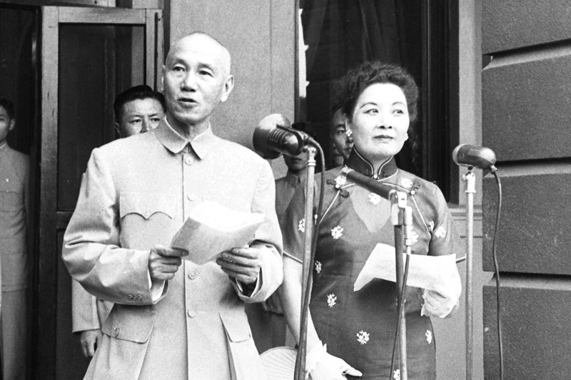 1955年6月23日，蔣中正（左）總統夫婦在台北賓館以茶點款待世界道德重整運動訪問團全體團員，蔣中正以中文演說，由蔣宋美齡（右）逐段譯為英文。圖／聯合報系資料照片