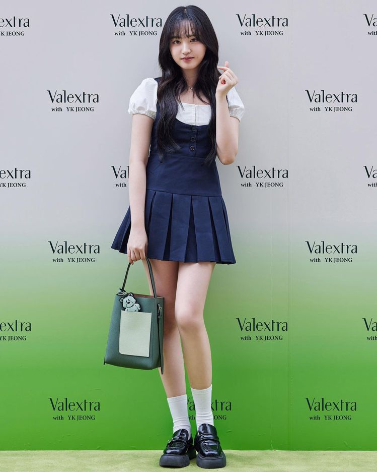 女團IVE成員Liz現身Valextra與韓國知名造型師YK Jeong共同合作的首爾快閃店。圖／摘自IVE twitter