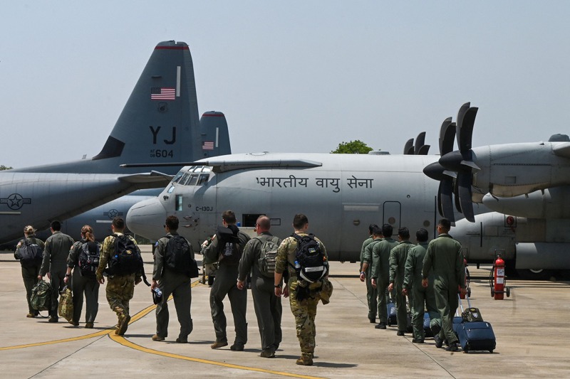 美國國防部意識到印度仍是對抗解放軍的軍事堡壘，因此從2016年開始陸續使出四個招數，想要把並不情願的德里當局拉入抗中陣營。法新社