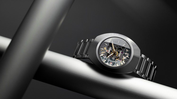 DiaStar Original鑽星系列金屬陶瓷自動鏤空腕表，60,000元。圖／雷達表提供
