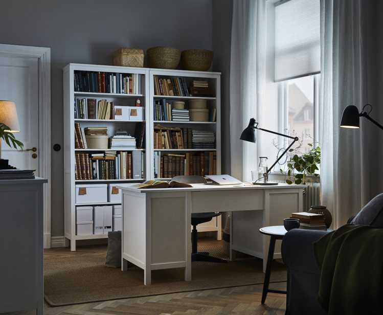 現省近五千元的HEMNES書桌、工作桌。圖／IKEA提供