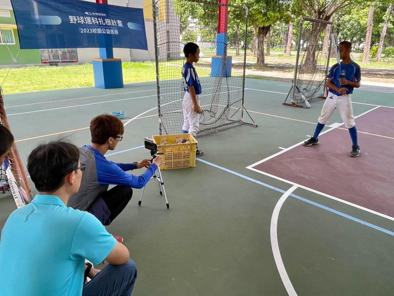 台灣陽光關懷協會今日捐贈高雄市鳳山區忠孝國小運科系統，由傳接球實驗室研發的打擊訓練app。圖／傳接球實驗室提供