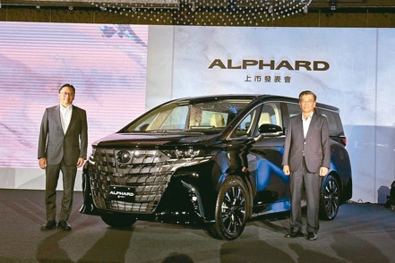 Toyota Alphard熱賣，和泰車董事長黃南光（右）與總經理蘇純興看好保母車市場需求。記者邱馨儀／攝影