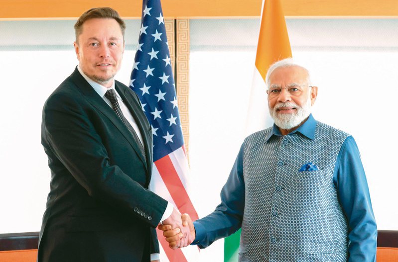 特斯拉執行長馬斯克（左）在紐約與印度總理莫迪會談，討論赴印度設廠的可能性。（路透）
