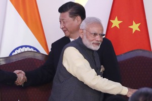 印度趁今年擔任G20輪值主席國的機會，尋求成為「全球南方」國家代言人。圖為大陸國家主席習近平（左）和印度總理莫迪（右）2016年在印度金磚國家峰會上與其他領袖握手。美聯社資料照片