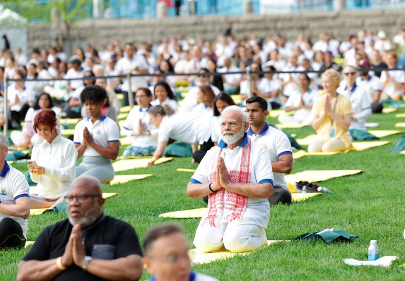 正在美國進行國是訪問的莫迪（Narendra Modi），21日在美國紐約聯合國總部帶頭做瑜伽。 路透社